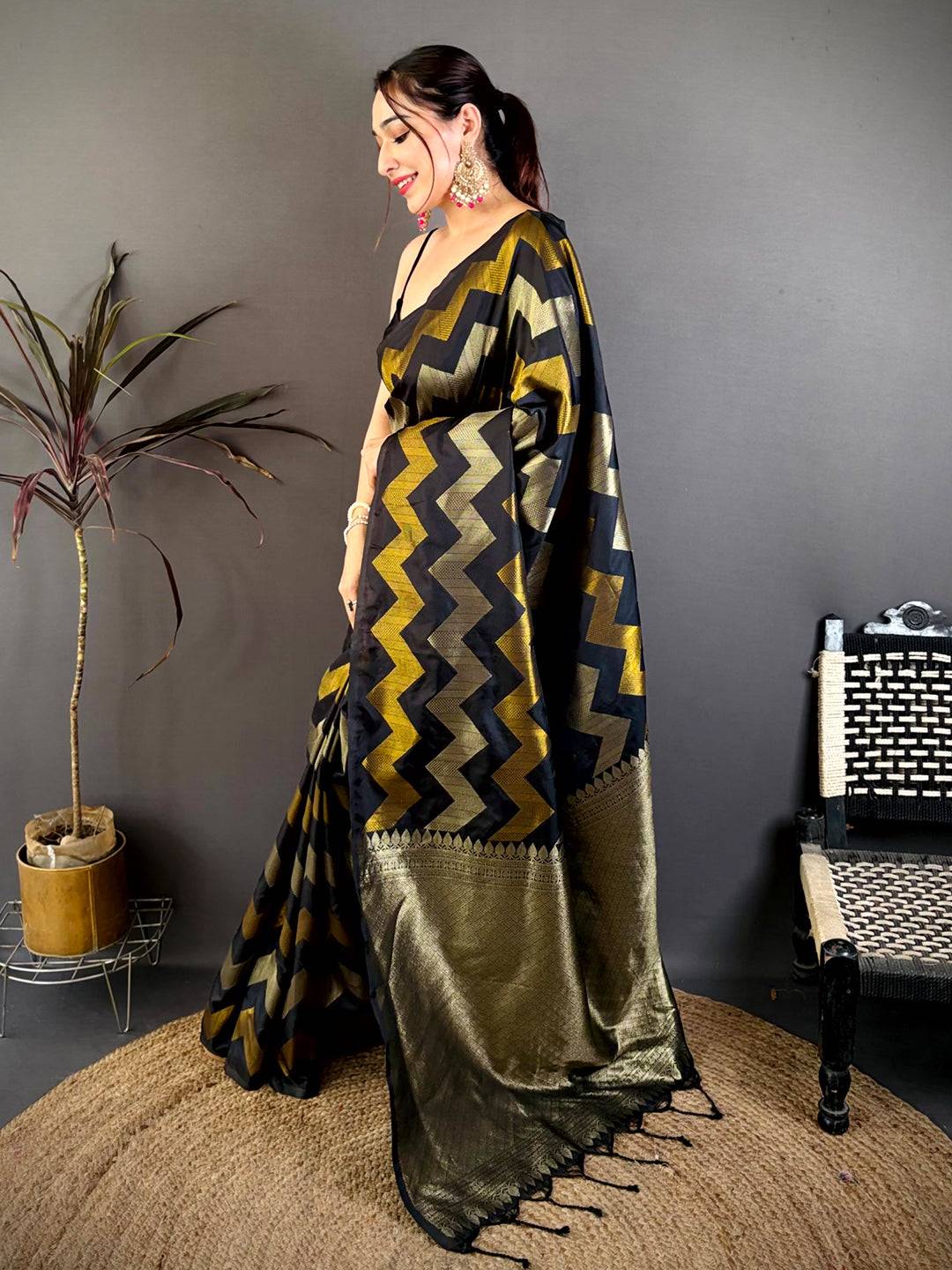 Blackk Soft Silk Geometric Zigzag Zari Saree