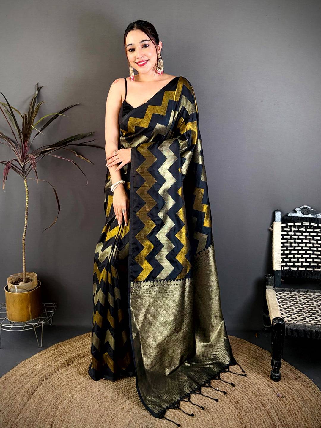 Blackk Soft Silk Geometric Zigzag Zari Saree